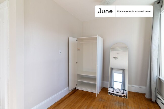 Building Photo - Private bedroom in 3 bed/1 bath Home