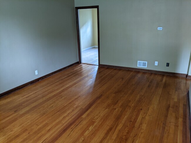 Large living room - 3005 Fairway Dr