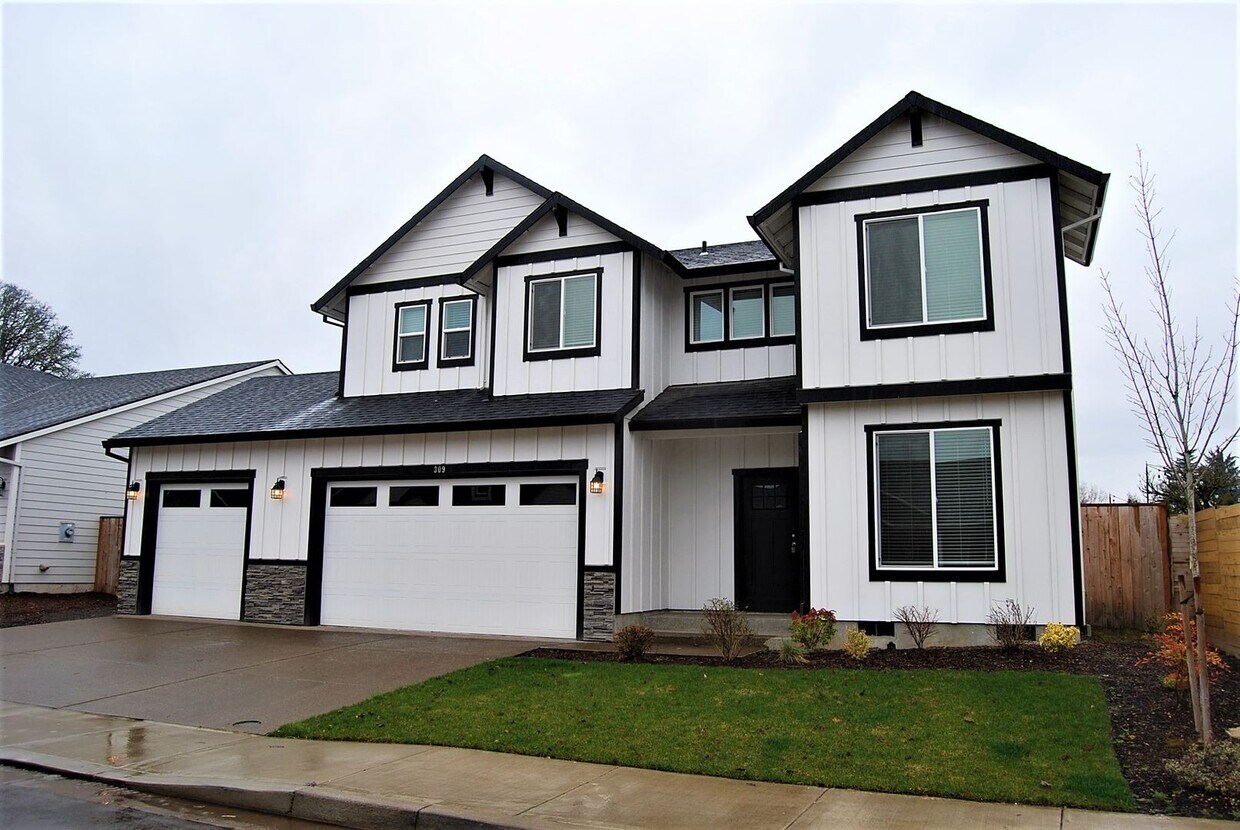 Primary Photo - 4 Bedroom 2.5 Bath Home Carlton OR