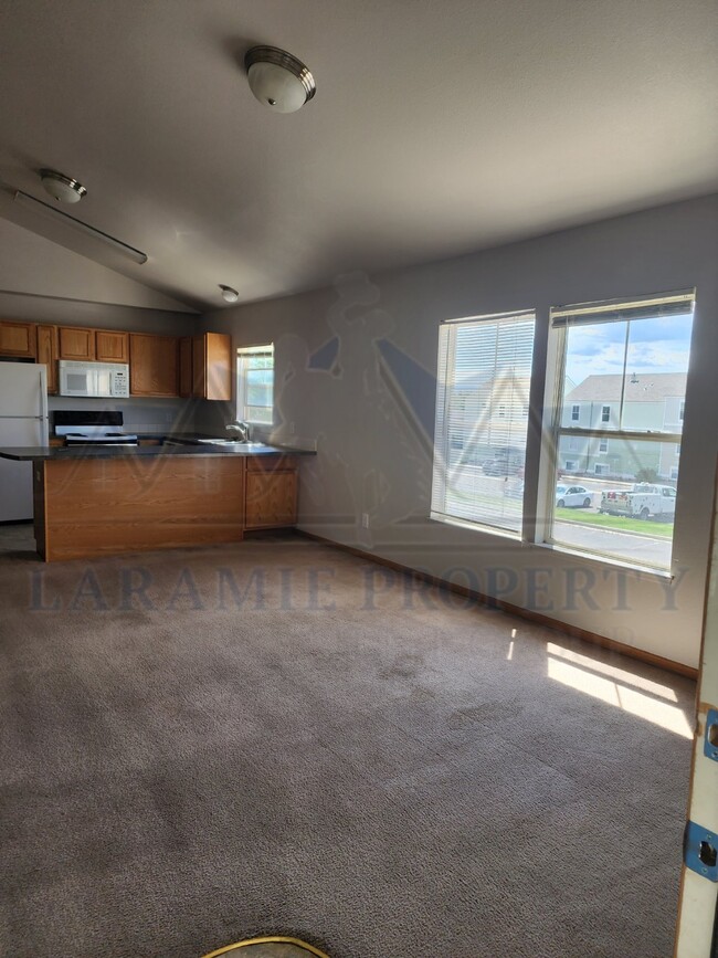 Building Photo - 3 Bed 2 Bath Condo