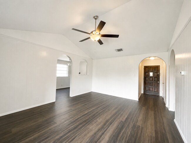 Building Photo - Gorgeous 3/2 recently renovated in homey neighborhood