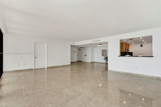 Foto del edificio - 2 Grove Isle Dr