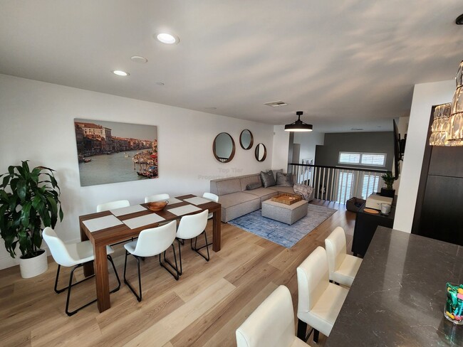 Foto del edificio - Stunning 3-Bedroom Townhome with Modern Up...