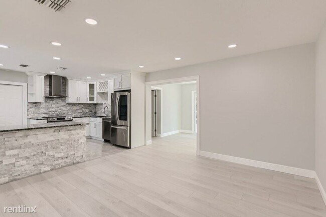 Foto del edificio - 3 br, 2 bath House - 15 S Mercury Avenue UNIT