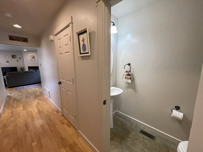 Foto del edificio - 3 Bed Townhome with awesome fenced yard!