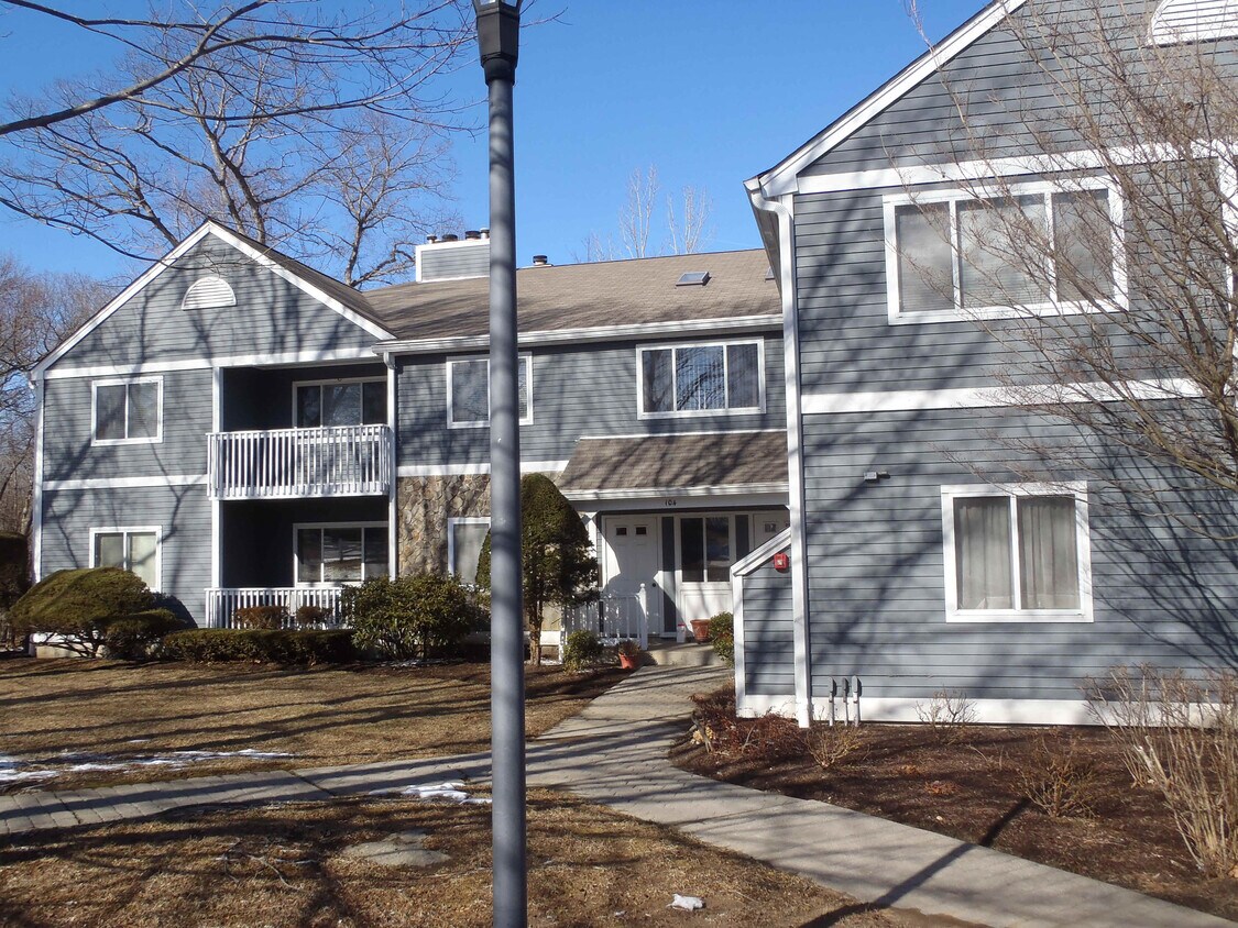 104 Wendover Dr, Monroe, CT 06468 Condo for Rent in Monroe, CT