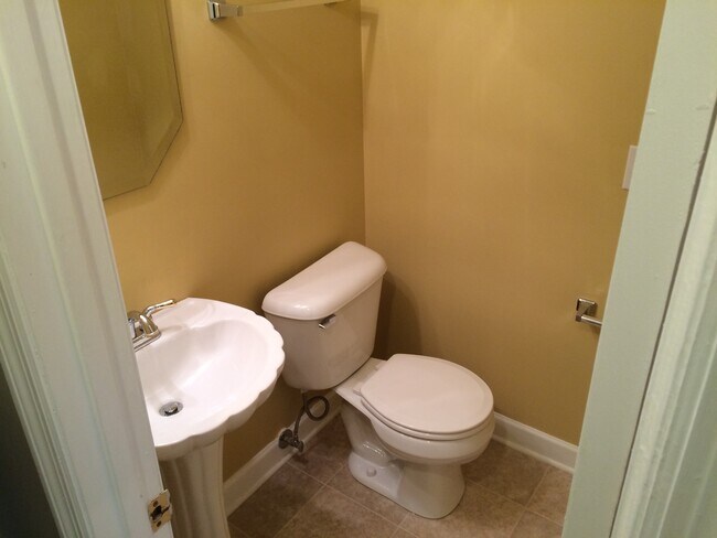 Building Photo - 3320 Lakeside Pl