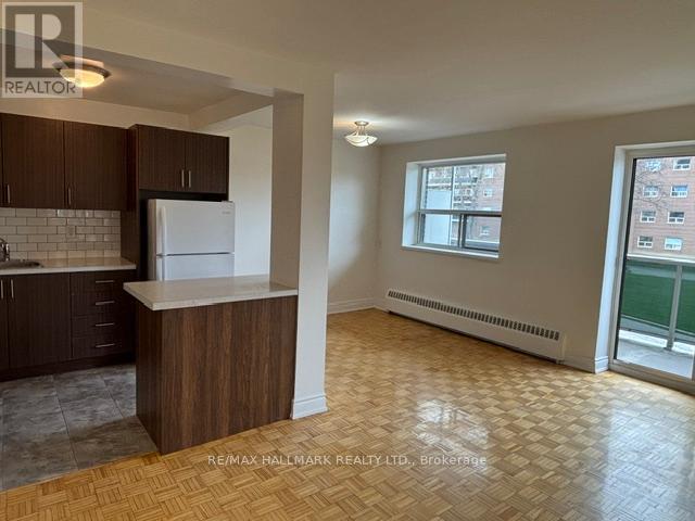 Photo du bâtiment - 515 N Service Rd