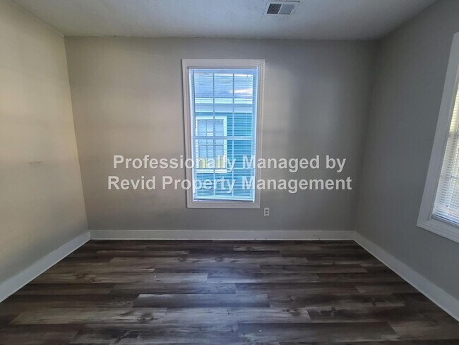Building Photo - SECTION 8 ACCEPTED