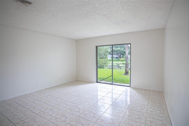 Foto del edificio - 4295 NW 114th Ter