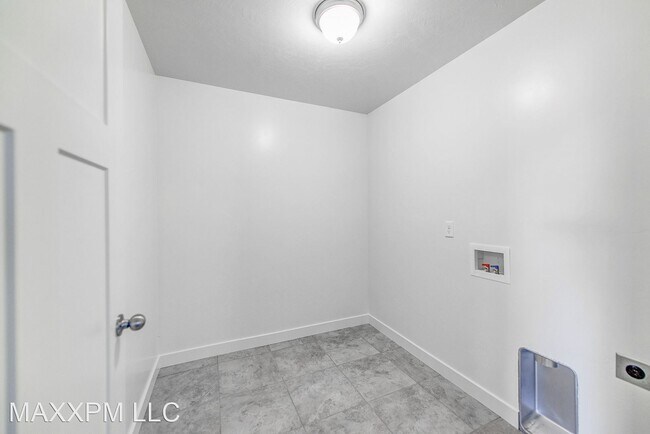 Building Photo - 3 br, 2.5 bath House - 5622 W Island Ridge Dr