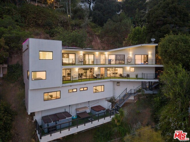 Building Photo - 8514 Hillside Ave