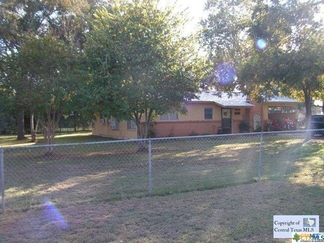Building Photo - NEW ON MARKET (4 ACRE HOA GUADALUPE RIVER PARK COUPLE BLOCKS AWAY)