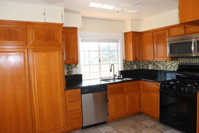 Foto del edificio - VIEW FROM THIS UPGRADED 2 BD/ 2 BA Gem!