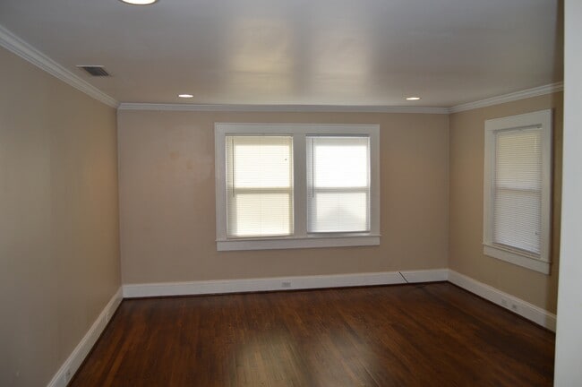 Building Photo - 313 W Bingham St