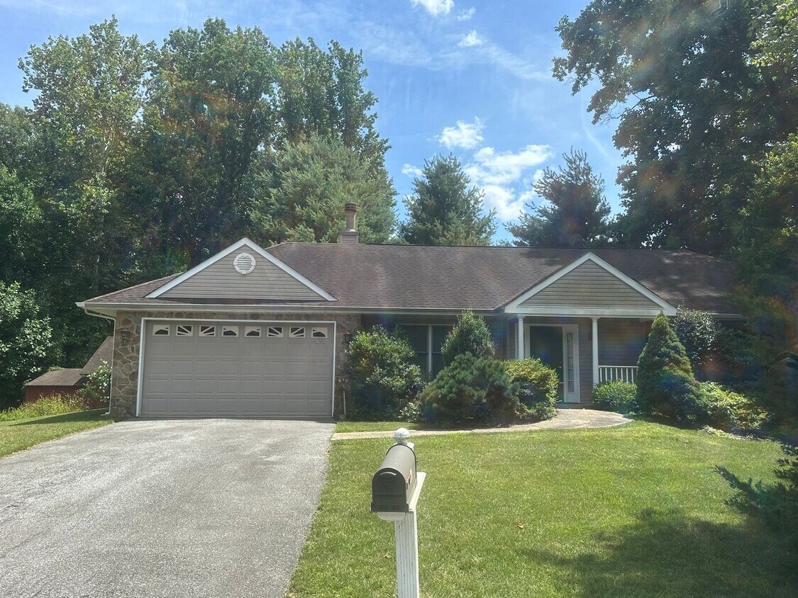 Foto principal - Woods at Middle Run - 3 BR, 2BA ranch home...