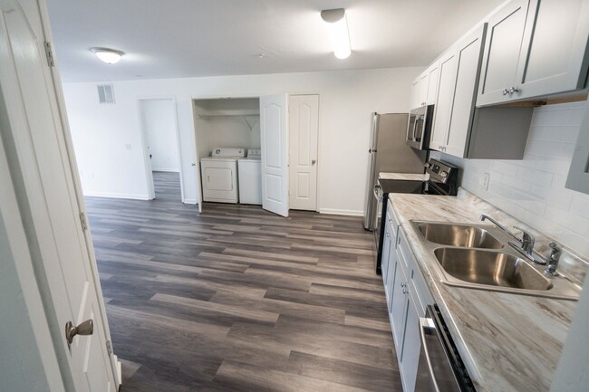 Building Photo - 2 Bedroom/2 Bath Condo in Gated Capital Lu...