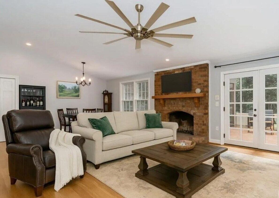 Foto principal - 7417 Shadowlake Dr