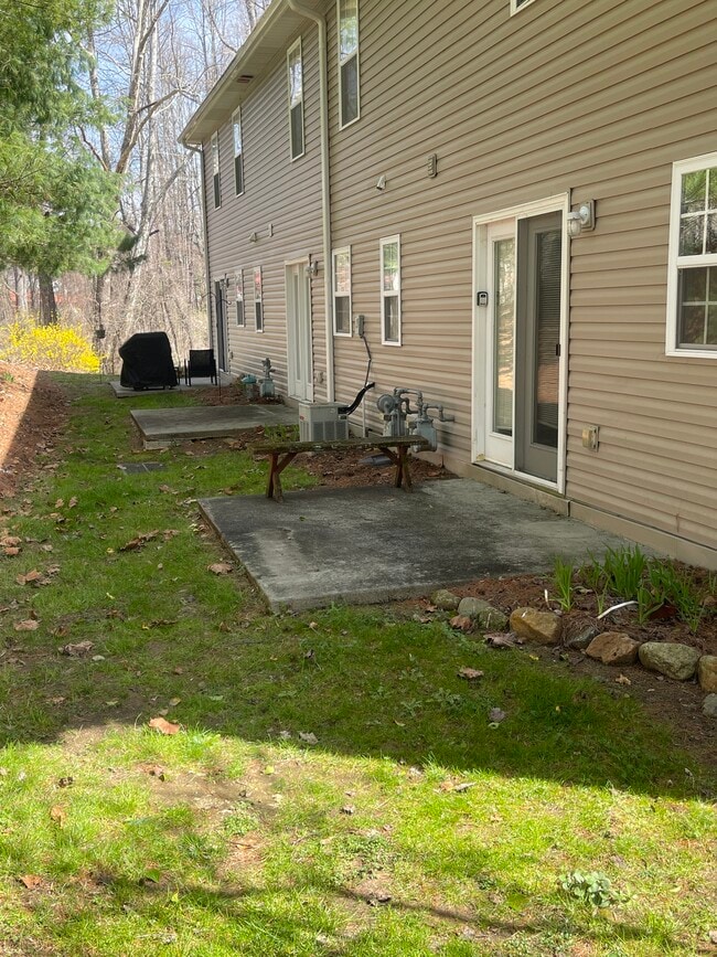 Building Photo - 119 Creekside Dr