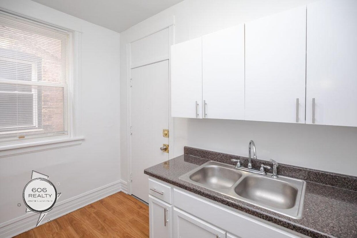 Primary Photo - Marquette Park Apartment! SPECIAL OFFER