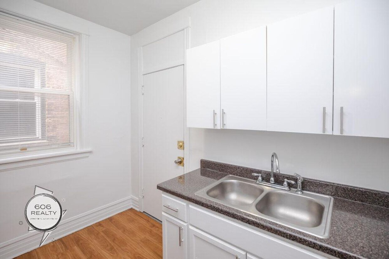 Foto principal - Marquette Park Apartment!