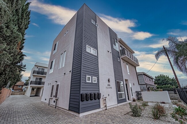 Building Photo - 6926 Morella Ave