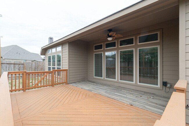 Building Photo - 4 bedroom Gem!