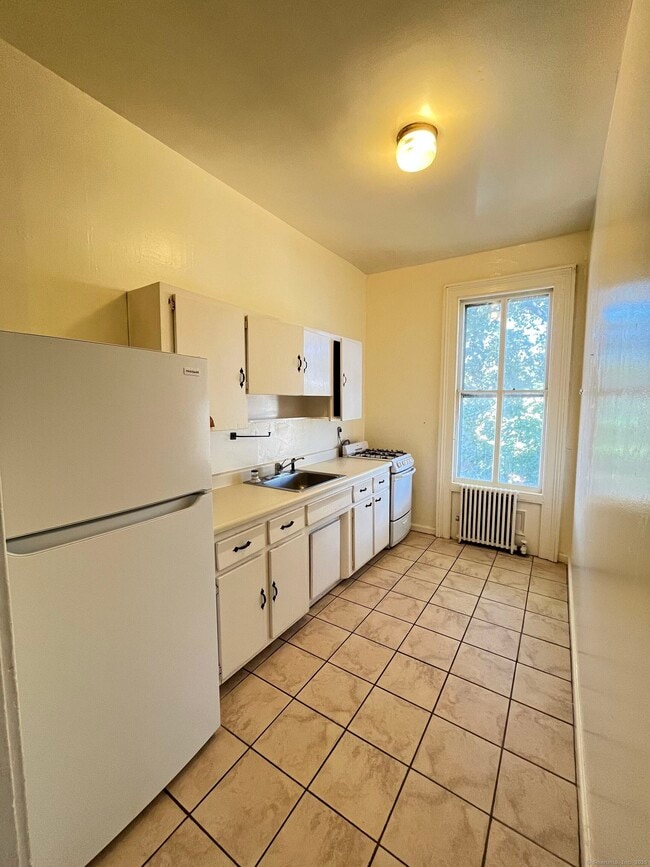 Foto del edificio - 218 Flax Hill Rd