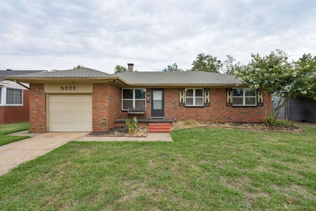 Foto del edificio - Charming 3-Bed Home with Spacious Backyard & Prime OKC Location