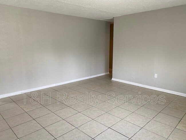 Foto del edificio - 8209 Gilmore Rd