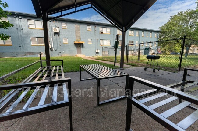Foto del edificio - 1947 College Heights Rd