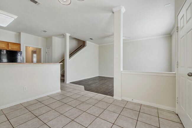 Foto del edificio - SUBLEASE AVAILABLE IMMEDIATELY!  Great 4 Bedroom 4 Bathroom Townhome on the Bus Route