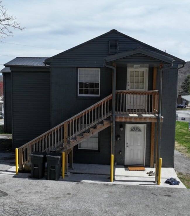 Building Photo - 547 Ronceverte Ave