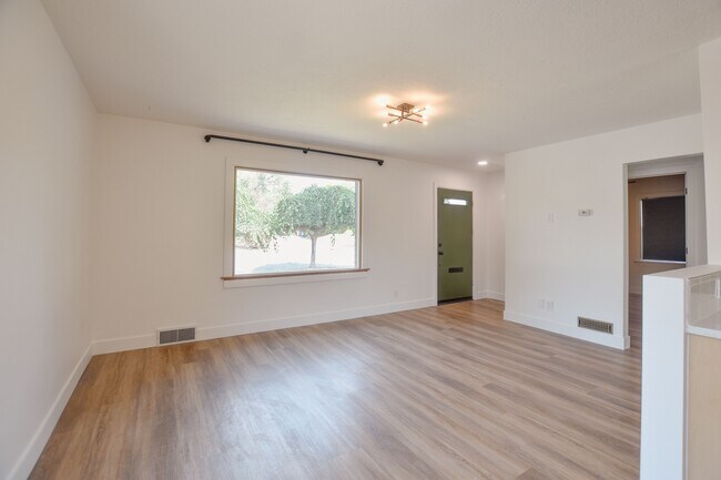 Building Photo - 1221 31st St