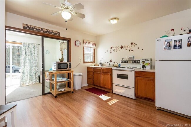 Foto del edificio - 76 Tamarack Rd