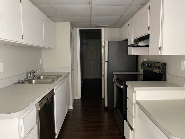 Building Photo - 2 Bedroom 2 Bathroom - Serenola Manor