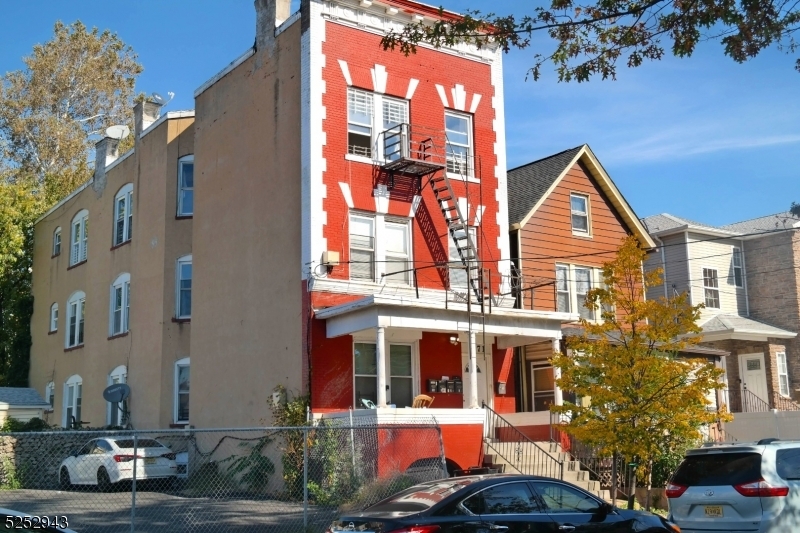 Primary Photo - 1069 Mary St