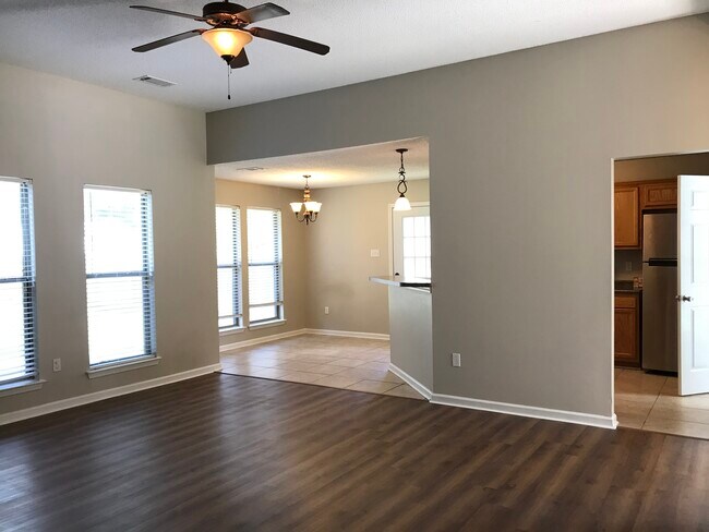 Building Photo - 209 Pear