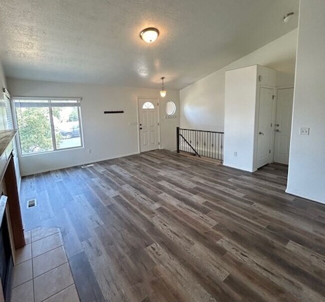 Building Photo - Spacious 5 Bedroom Lehi Home