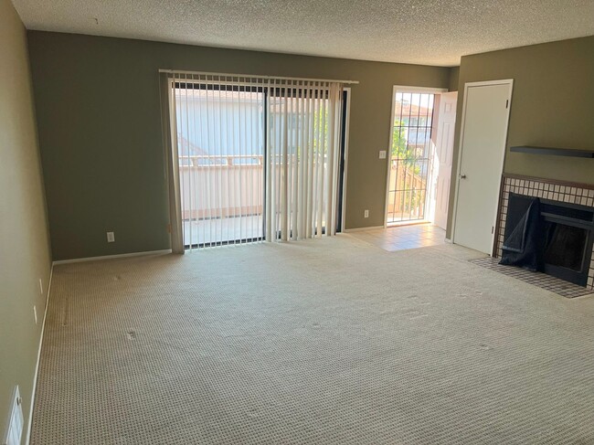 Foto del edificio - Desireable Gated Community Condo