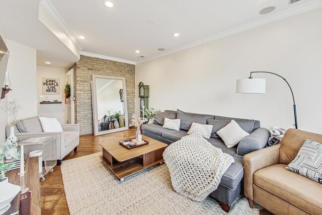 Building Photo - 6150 N Ravenswood Ave