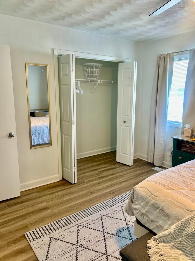 Armario - 3441 Bruin Dr