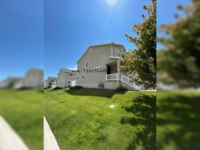 Foto del edificio - A must see, townhome in great location!