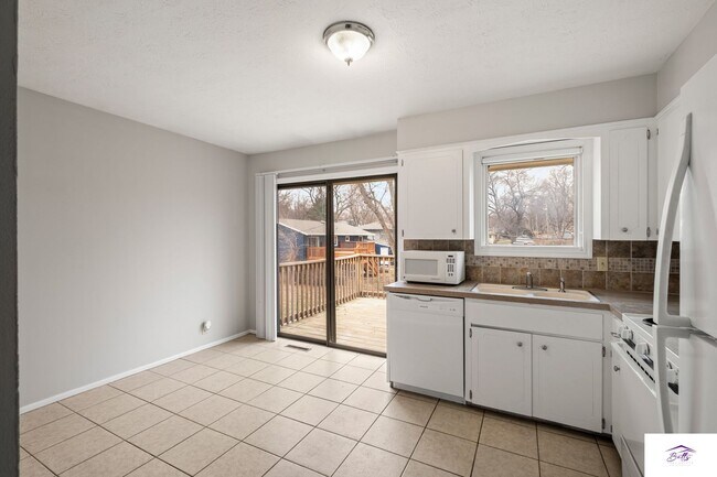 Foto del edificio - 2664/2666 N 93rd St