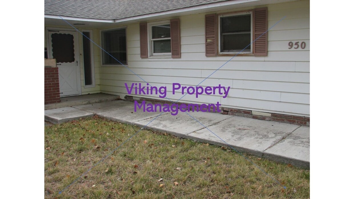Primary Photo - 950 NE Crest Dr