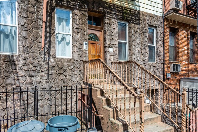 Entrada - 412 Madison St