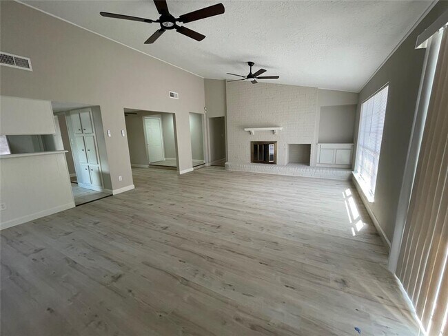 Building Photo - 10426 Towneview Dr