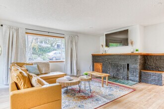 Building Photo - 3131 SW Sherwood Pl
