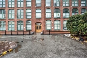 Building Photo - 200 Market St