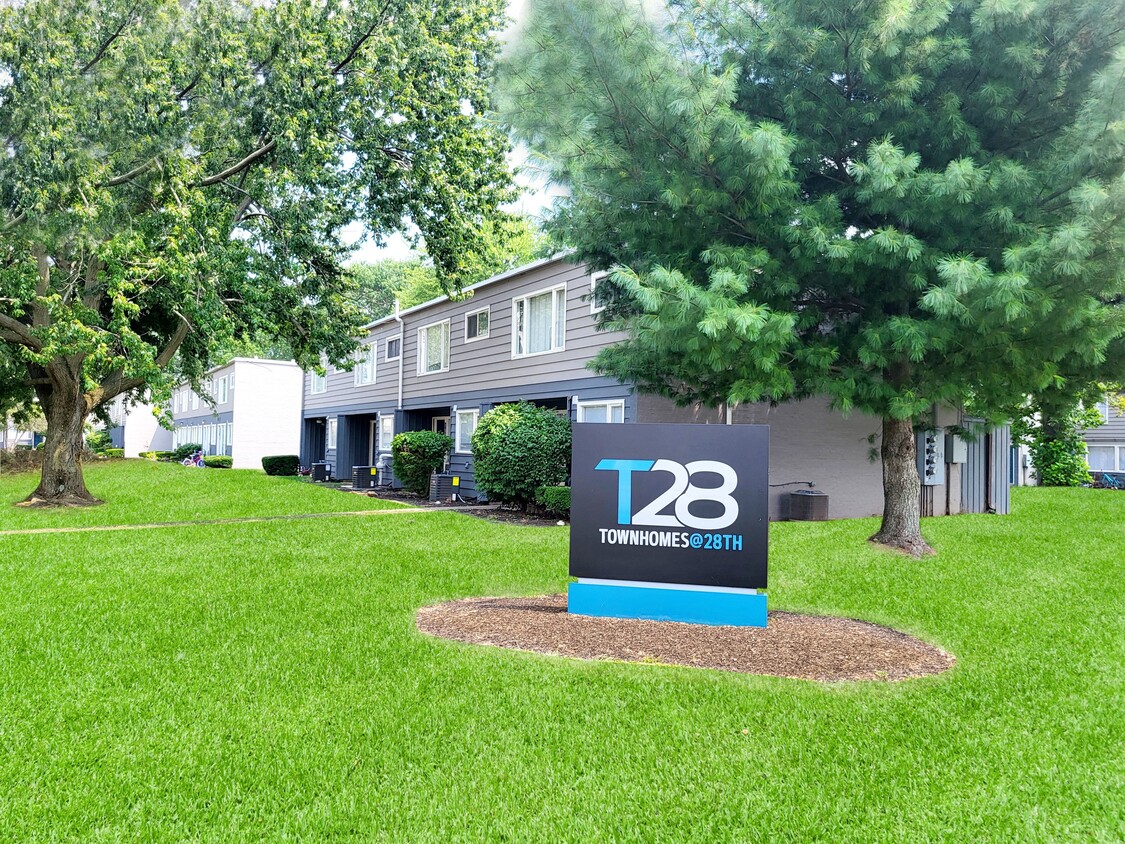 Primary Photo - Townhomes at 28th